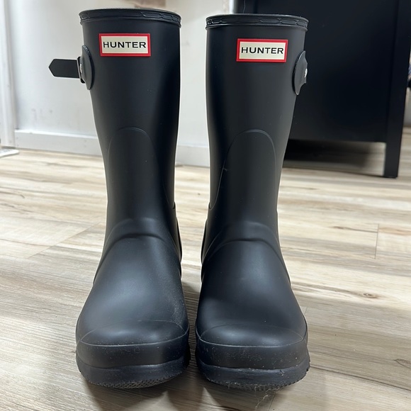 HUNTER Original Short Matte Rain Boot - Women's size 8. Black - Picture 1 of 8